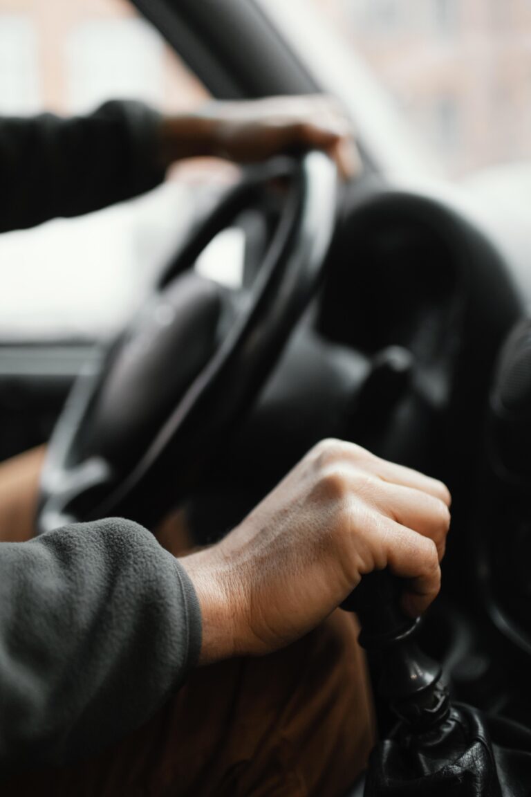 cerrar-hombre-en-la-conduccion-de-automoviles