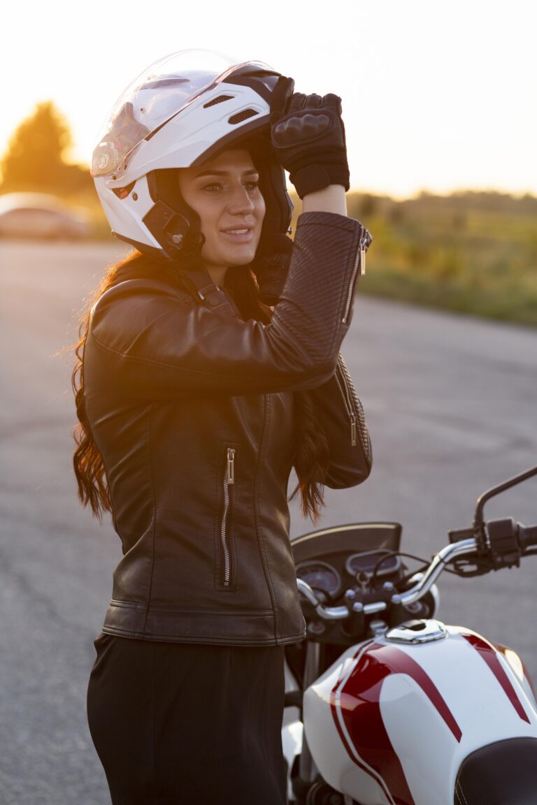 vista-lateral-de-la-mujer-poniendose-el-casco-para-andar-en-motocicleta